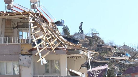 Neredeyse tüm evlerin yıkıldığı köyde Atatürk heykeli ayakta kaldı