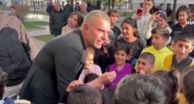 Şafak Sezer ile Berdan Mardini moral ve motivasyon için depremzedelerle bir araya geldi