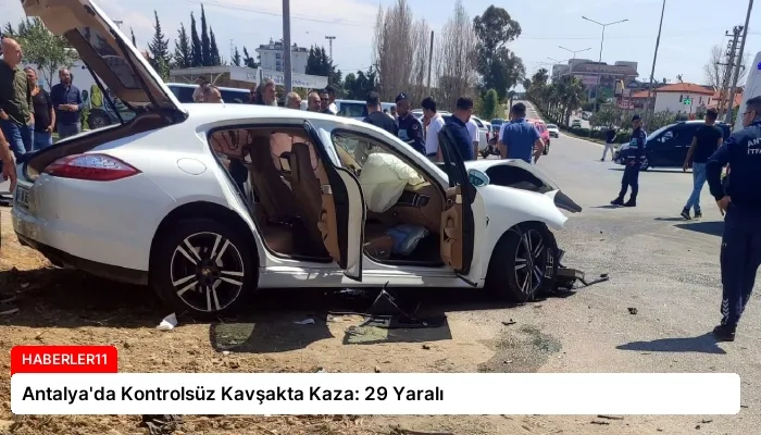 Antalya’da Kontrolsüz Kavşakta Kaza: 29 Yaralı