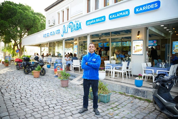 Foça’nın ekonomisi gastronomi turizminden besleniyor